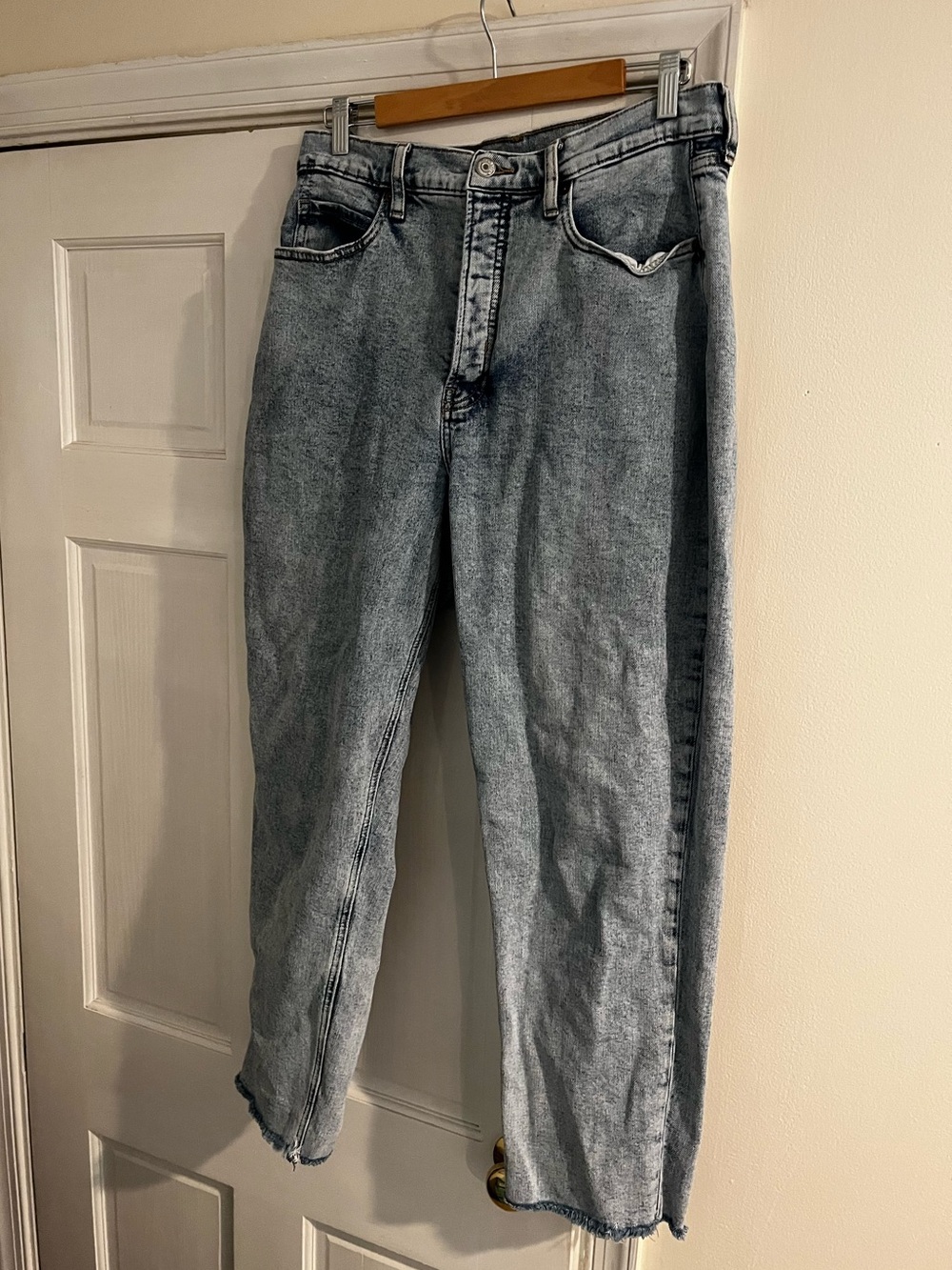 Curvy Fit Ultra High-Rise Straight-Leg Jeans, Light Stone Wash